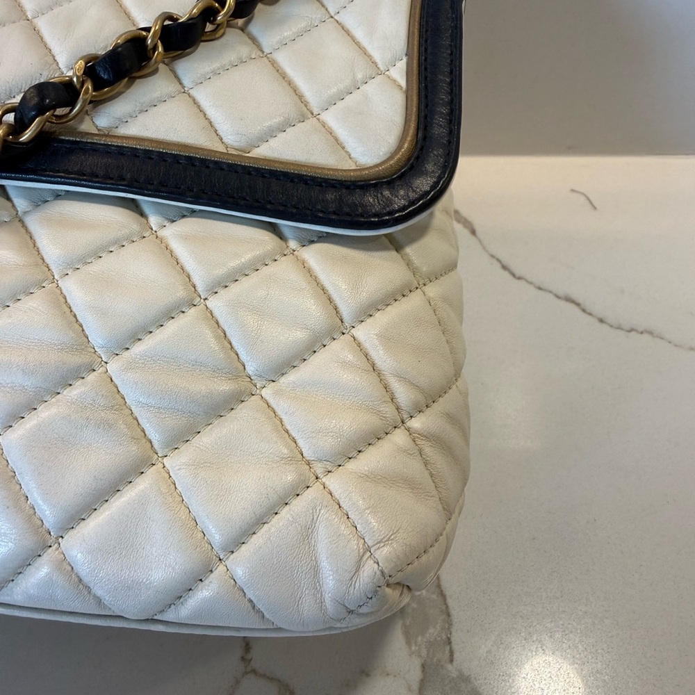 CHANEL Quilted Lambskin White Bag - Picture 8 of 17